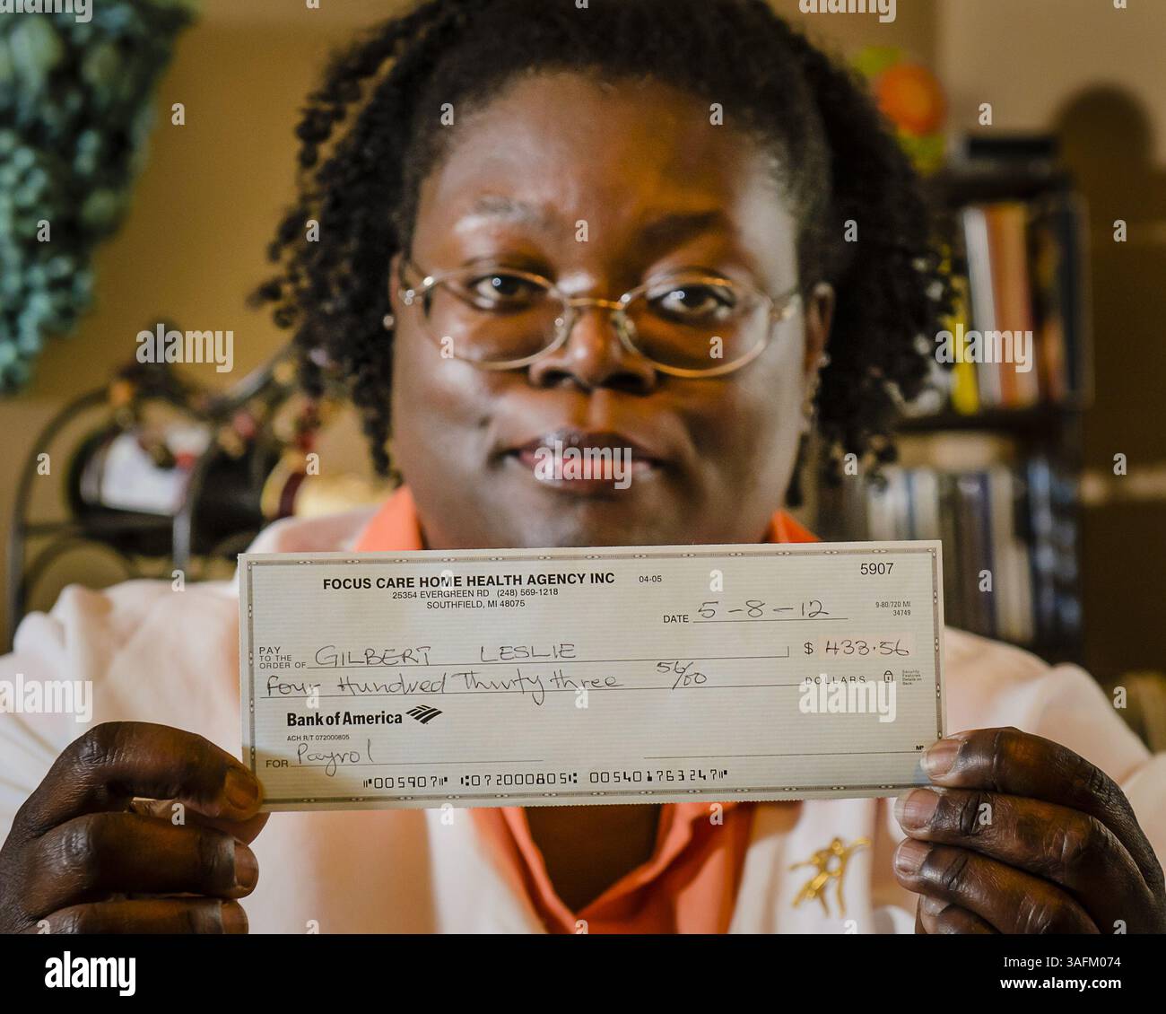 30 mai 2012 - Grand Rapids, mi, États-Unis - Leslie Gilbert, une ancienne employée de Focus Care Home Health, montre le chèque qu'elle a reçu de Focus Care Home Health en compensation de ses arriérés de salaire, mercredi 30 mai 2012 à Grand Rapids, Michigan. Après avoir déposé une plainte auprès de la division des salaires et des heures du Michigan, Focus Care Home Health a transmis le chèque à Gilbert. Malheureusement, c'est pour le montant incorrect. Et non signé. (Crédit image : © Kevin W. Fowler/MCT/MCT/ZUMAPRESS.com) Banque D'Images