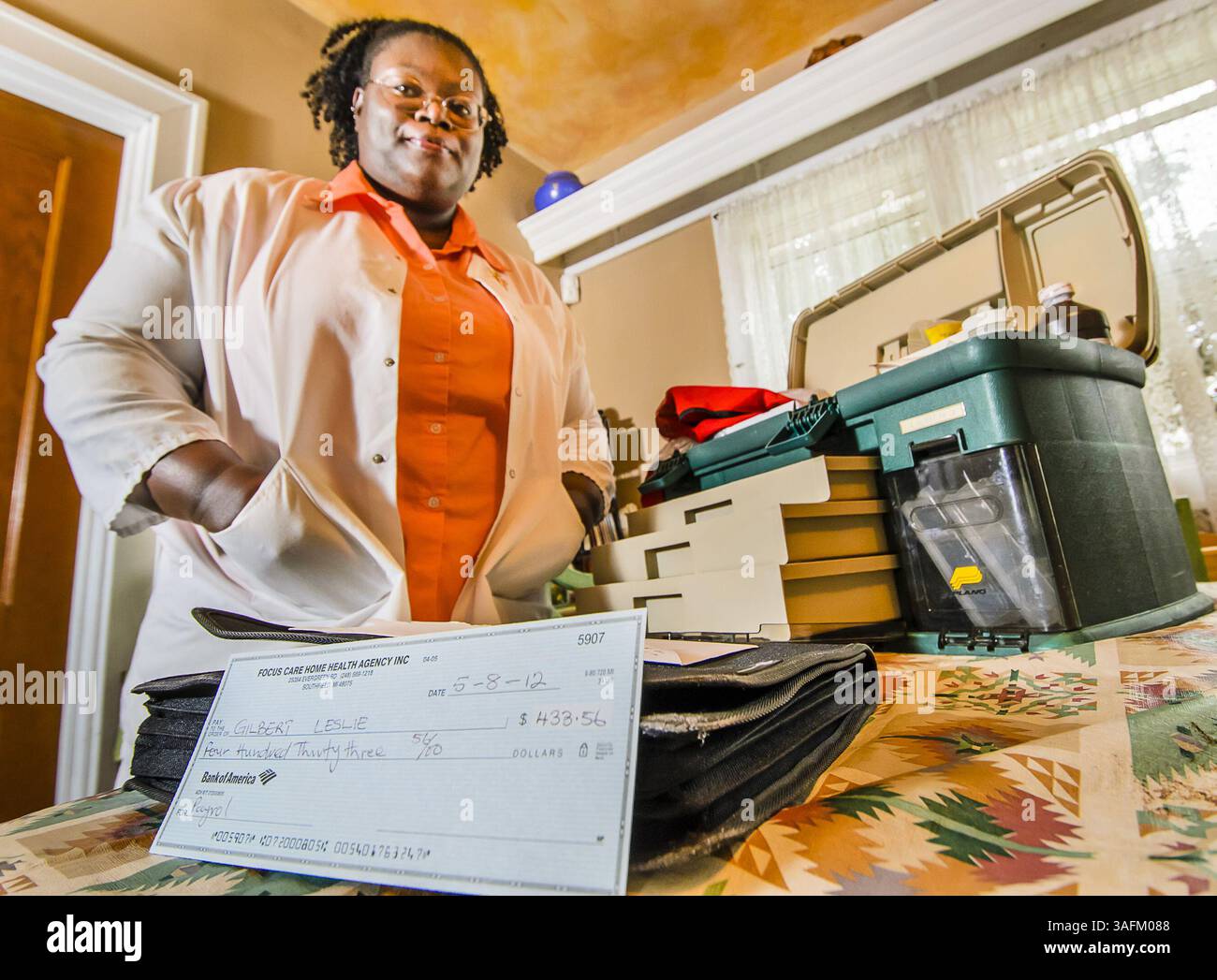 30 mai 2012 - Grand Rapids, mi, États-Unis - Leslie Gilbert, une ancienne employée de Focus Care Home Health, montre le chèque qu'elle a reçu de Focus Care Home Health en compensation de ses arriérés de salaire, mercredi 30 mai 2012 à Grand Rapids, Michigan. Après avoir déposé une plainte auprès de la division des salaires et des heures du Michigan, Focus Care Home Health a transmis le chèque à Gilbert. Malheureusement, c'est pour le montant incorrect. Et non signé. (Crédit image : © Kevin W. Fowler/MCT/MCT/ZUMAPRESS.com) Banque D'Images