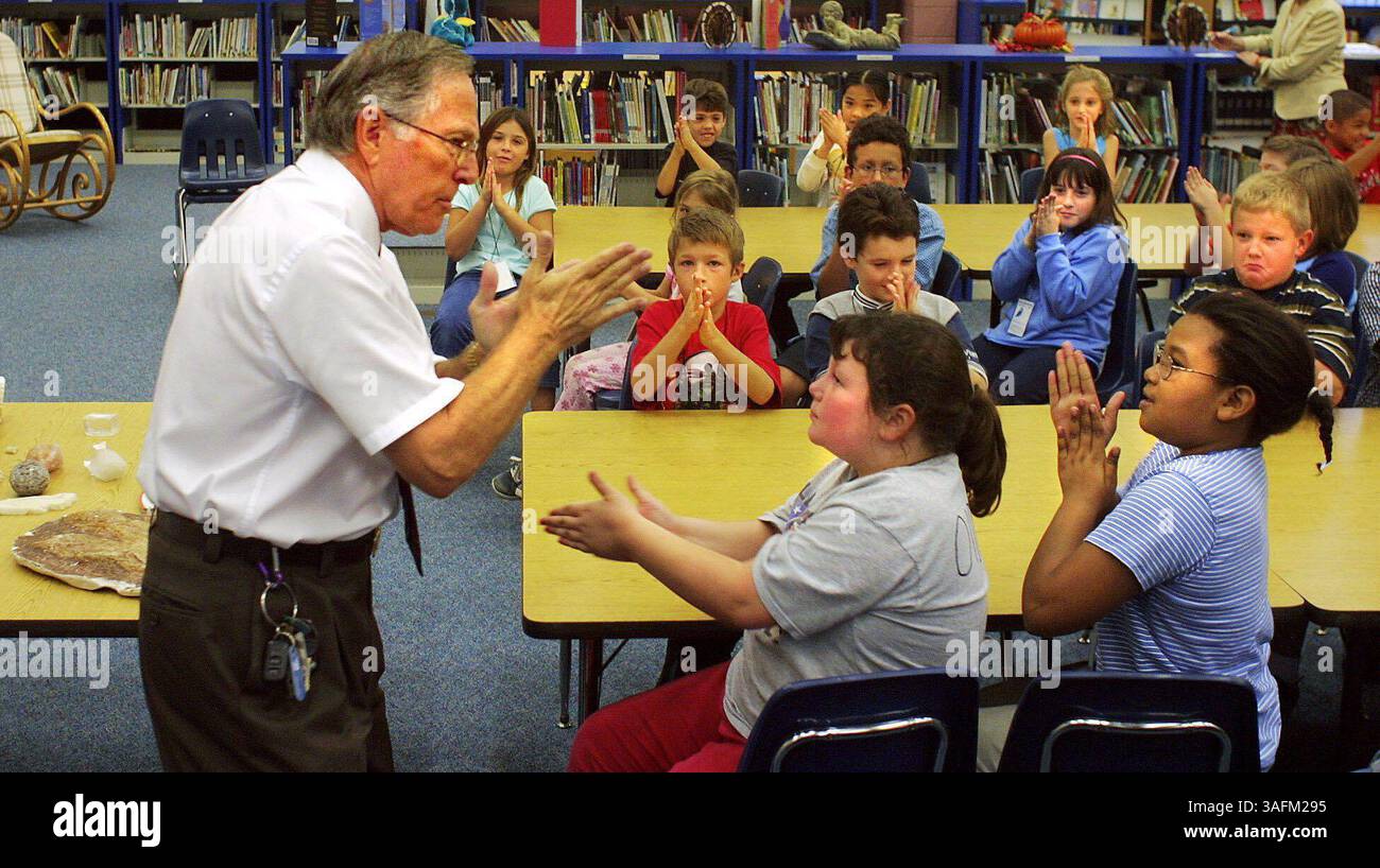 Bob Boffard et sa collection d'os de dinosaure à l'école primaire Oldsmar. Forthe Great american Teach in nove.19..Bob Bouffard, (crédit image : St Petersburg Times/ZUMAPRESS.com) Banque D'Images