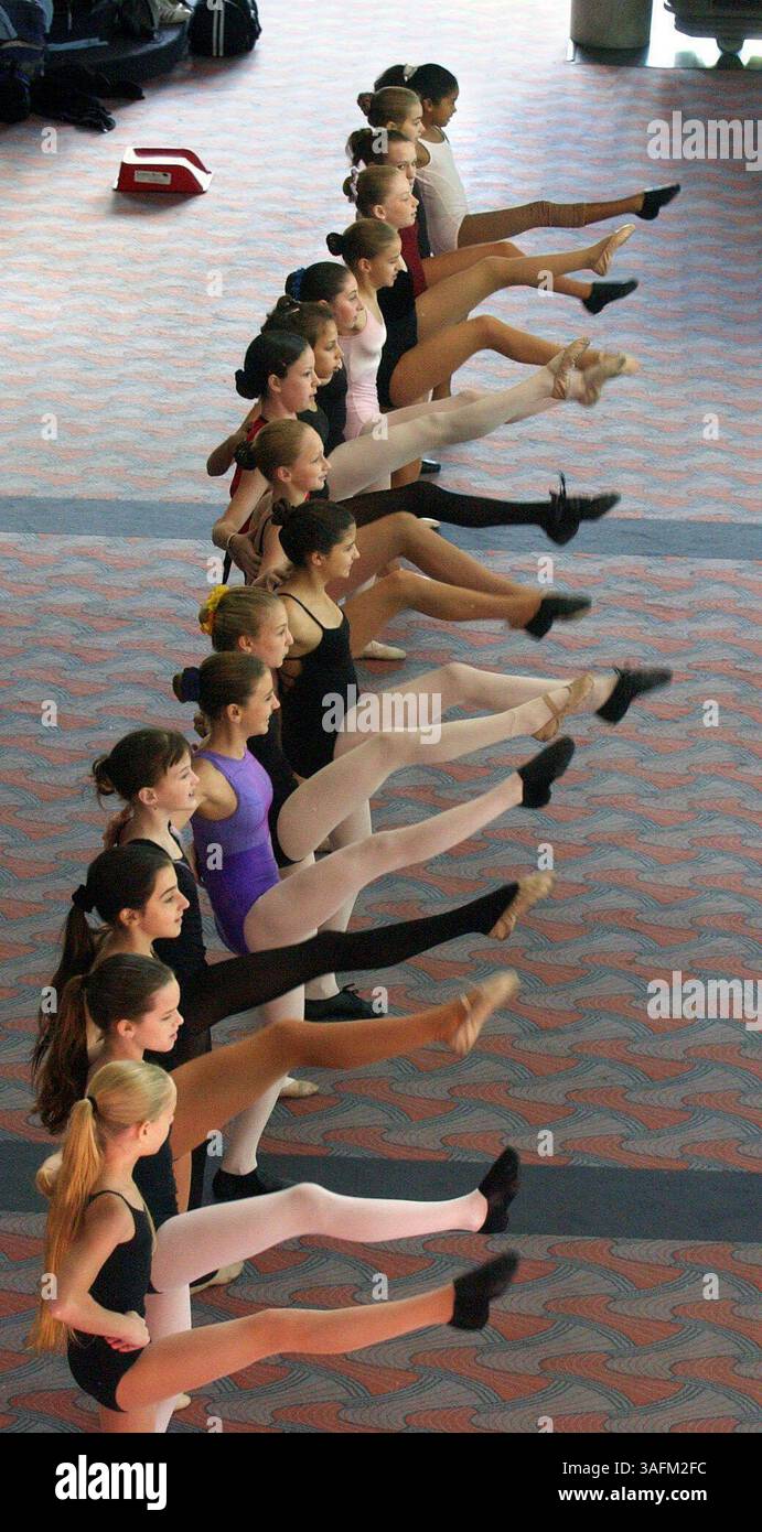 5) les Rockettes juniors pratiquent leurs coups de pied élevés lors de leur répétition au Centre des arts de la scène de Tampa Bay dimanche (23/11/03). -- six filles de North Suncoast font partie des 16 Rockettes juniors qui se produiront avant le spectacle de Noël avec les Rockettes au Centre des arts de la scène de Tampa Bay le 20 décembre 2003. Les filles sont Sarah Holding (cq / 10 ans.old), Vanessa Bowers (cq / 11 ans.old), Margaret Atkinson (cq / 11 ans.old), Selina DiPronio (cq / 12 ans.old), Colleen Hanlon (Credit image : St Petersburg Times/ZUMAPRESS.com) Banque D'Images