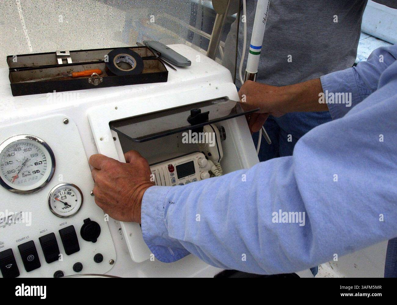 Terry Tomalin fait un reportage sur les radios VHF. Aujourd'hui, lundi (19/01/04), un a été installé sur son bateau par deux hommes de soutien technique de Sigma Marine Supplies.***photo 3. Mike Wrobel (crédit image : St Petersburg Times/ZUMAPRESS.com) Banque D'Images