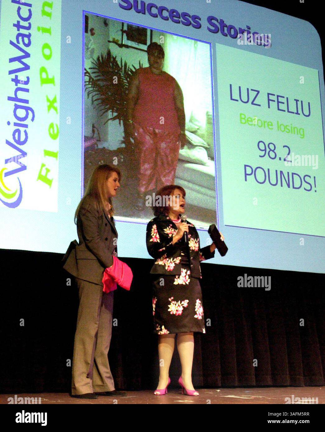 8) Luz Feliu (cq de la diapositive / droite) parle à la foule réunie au rassemblement Weight Watchers de sa perte de poids de 98,2 livres. ''Fergie'', la néerlandaise de York (à gauche), s'est tenue pour encourager et rencontrer Luz et d'autres ''Big (Weight) perdants'' lors du rallye mardi (20/01/04) au Pavillon des événements À la carte, 4050 Dana Shores Dérin Tampa. -- trois enseignants de l'école élémentaire Bay point font un pèlerinage mardi (20/01/04) pour voir Fergie, la duchesse d'York. Elle vient dans le cadre d'un rassemblement Weight Watchers qui devrait attirer 700 personnes. Ces enseignants, tous dans la vingtaine, ont pris l'un des quatre préci Banque D'Images