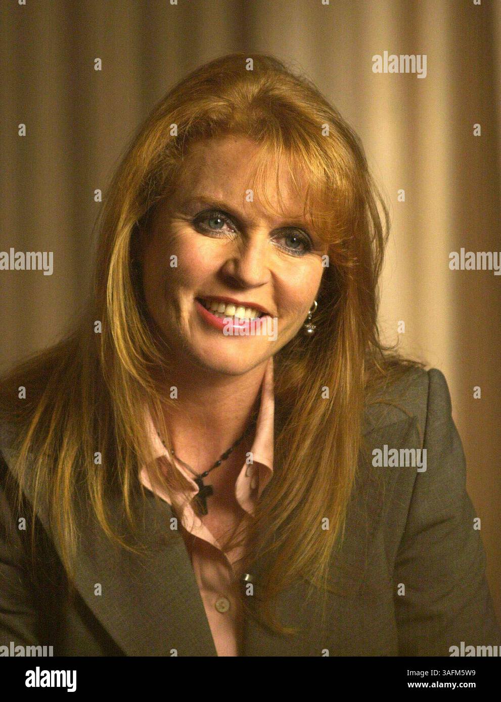 5) Sarah ''Fergie'' Ferguson, la duchesse d'York, lors d'une conférence de presse après son apparition au rassemblement Weight Watchers mardi (20/01/04) au Pavillon d'événements À la carte, 4050 Dana Shores Dr Tampa. -- trois enseignants de l'école élémentaire Bay point font un pèlerinage mardi (20/01/04) pour voir Fergie, la duchesse d'York. Elle vient dans le cadre d'un rassemblement Weight Watchers qui devrait attirer 700 personnes. Ces professeurs, tous dans la vingtaine, ont pris un des quatre précieux jours de congé personnel pour voir la princesse. Ils espèrent qu'elle les inspirera. Les enseignants (crédit image : St Petersburg Times/ZUMAPRE Banque D'Images