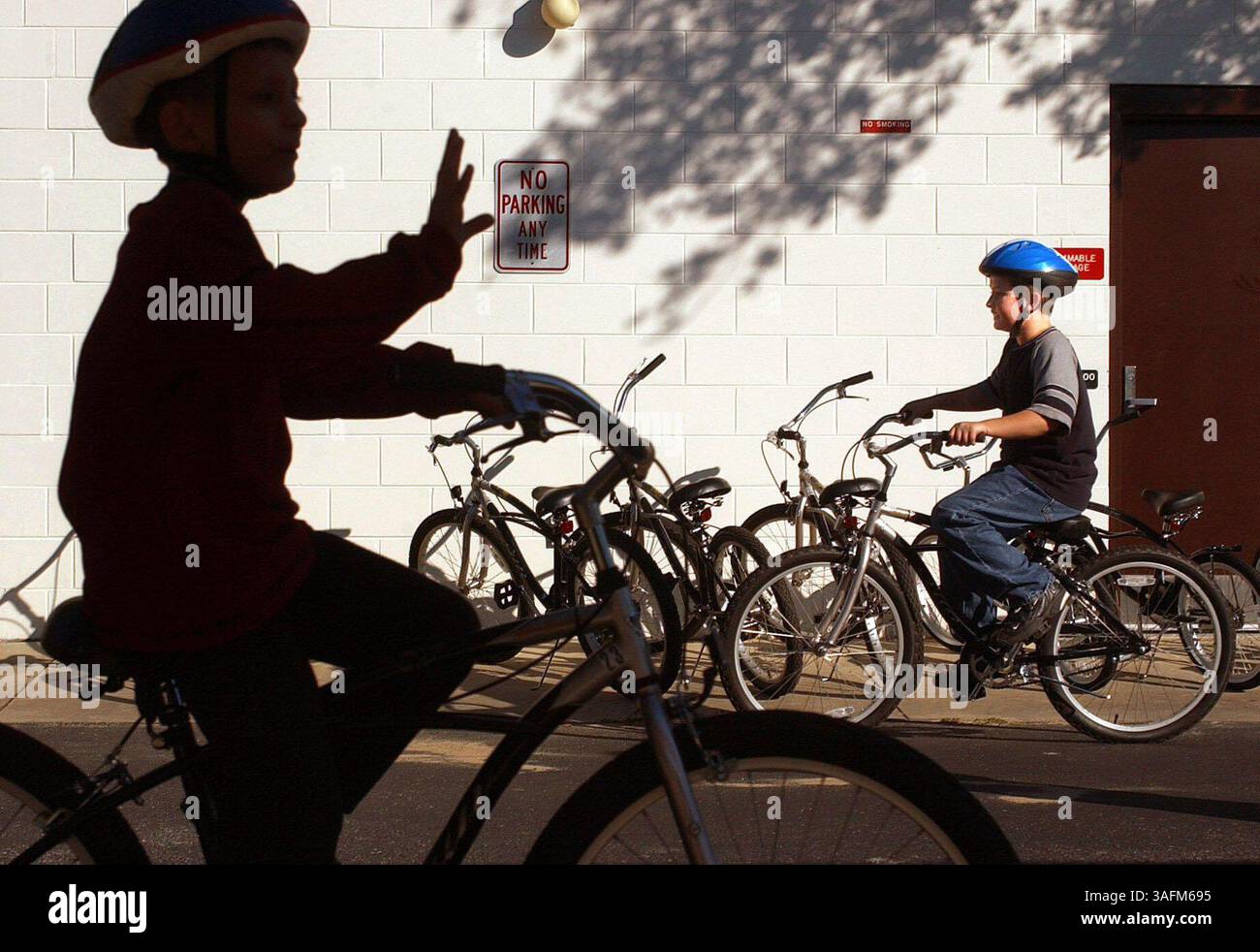 Résumé de l'histoire : les enfants de l'école élémentaire Hernando participent à un cours de sécurité à vélo..LÉGENDE : Kyle Whitehead, neuf ans, à droite, manœuvre à travers un cours de sécurité à vélo avec des camarades de classe de troisième année à l'école élémentaire Hernando vendredi matin. Le programme d'éducation à la sécurité routière et à la bicyclette est un cours de 5 semaines parrainé par le département de la santé du comté de Citrus, soulignant l'importance de porter un casque de vélo en plus d'enseigner l'importance de compétences opérationnelles appropriées. ''quand vous êtes sur un vélo, c'est comme conduire une voiture.'' Pat Rundio, professeur d'éducation physique, l'a dit à th Banque D'Images