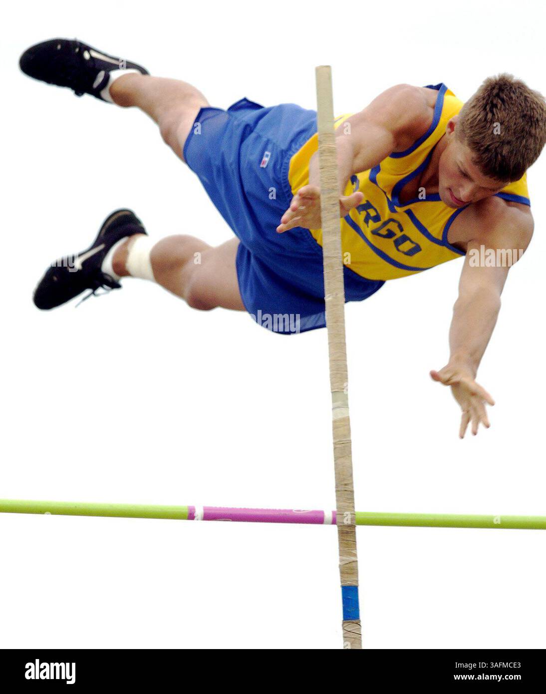 Grant Scelzi du lycée Largo participe à la course à la perche lors de la rencontre sur piste de la Pinellas County Athletic Conference à Seminole High School mercredi 7 avril 2004...RÉSUMÉ - L'histoire est sur la rencontre sur piste de la Pinellas County Athletic Conference, qui aura lieu au Seminole High mercredi. À la recherche de l'action de la rencontre, de préférence quelqu'un de l'équipe de filles de Palm Harbor University ou de l'équipe de garçons de Largo. Les épreuves sur le terrain commencent à 3 et les finales de course à pied sont à 7. Peut être flexible sur l'heure de tournage. (Crédit image : St Petersburg Times/ZUMAPRESS.com) Banque D'Images