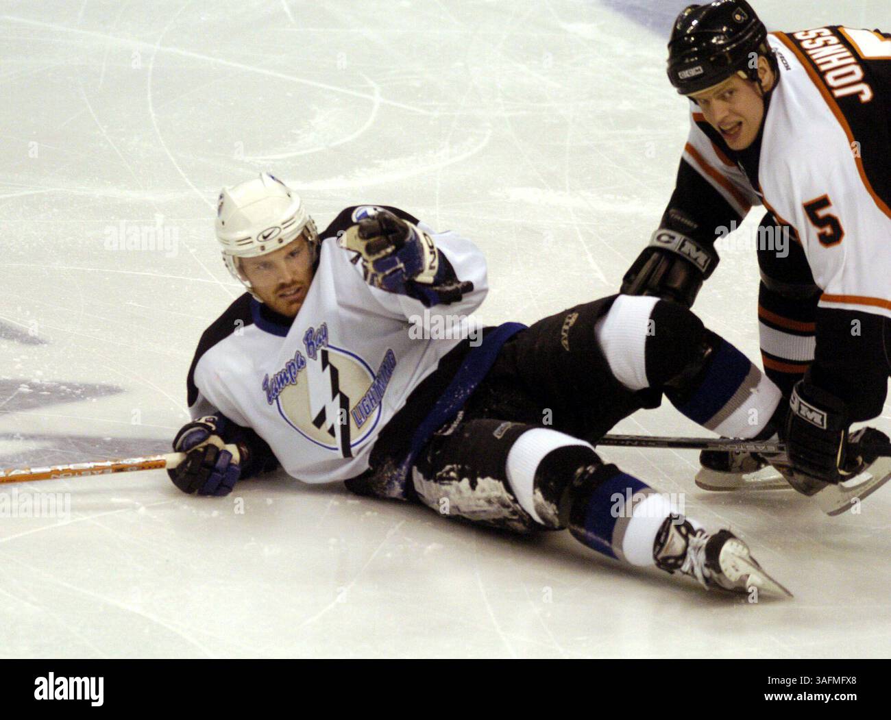 24- le Lightning de Tampa Bay (19) Brad Richards combat sur la glace contre les Flyers de Philadelphie (crédit image : St Petersburg Times/ZUMAPRESS.com) Banque D'Images