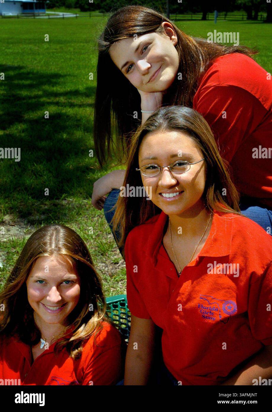 LÉGENDE : (Inverness, 6/25/04) : Portrait de Becky Harris (en bas), Autumn Siegel (en haut) et Laura Adams (au milieu) pris le vendredi 25 juin 2004..GÉNÉRAL : Becky Harris (17) du lycée Crystal River, Autumn Siegel (15) et Laura Adams (crédit image : St Petersburg Times/ZUMAPRESS.com) Banque D'Images