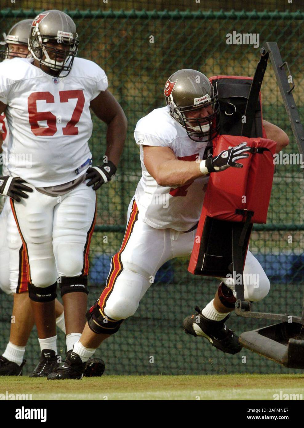 Camp de football Buccaneer de Tampa Bay au Disney Wide World of Sports. Les photos ont été prises lundi (08/2/04). Les pièces D'identité proviennent de la liste officielle.***photo 7. BUC Tackle Kenyatta Walker (67) regarde comme Tackle Todd Steussie (crédit image : St Petersburg Times/ZUMAPRESS.com) Banque D'Images