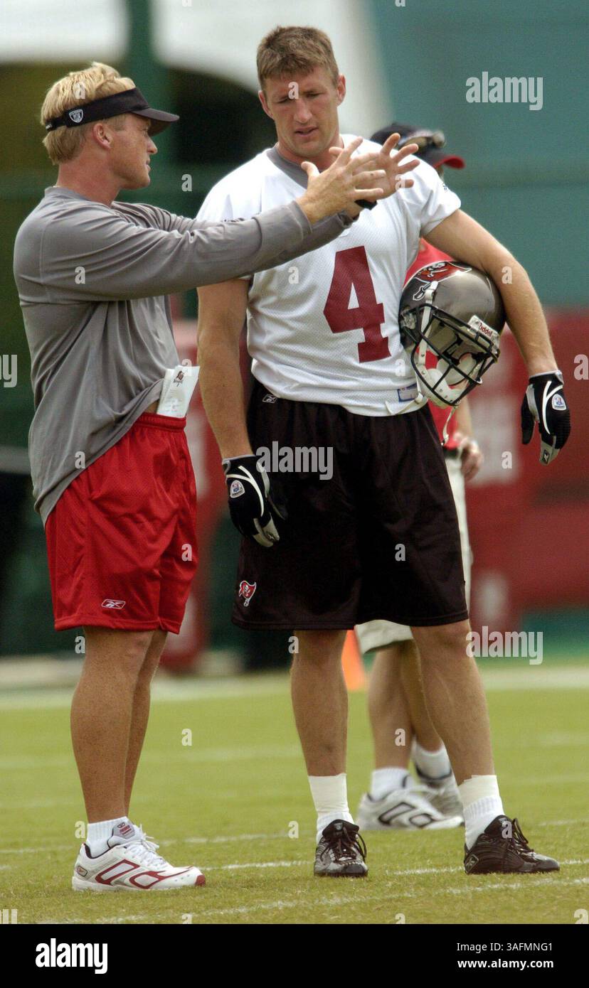 Camp de football Buccaneer de Tampa Bay au Disney Wide World of Sports. Les photos ont été prises lundi (08/2/04). Les pièces D'identité proviennent de la liste officielle.***photo 1.. Après un exercice de retour, Jon Gruden discute avec Bill Schroeder (image crédit : St Petersburg Times/ZUMAPRESS.com) Banque D'Images