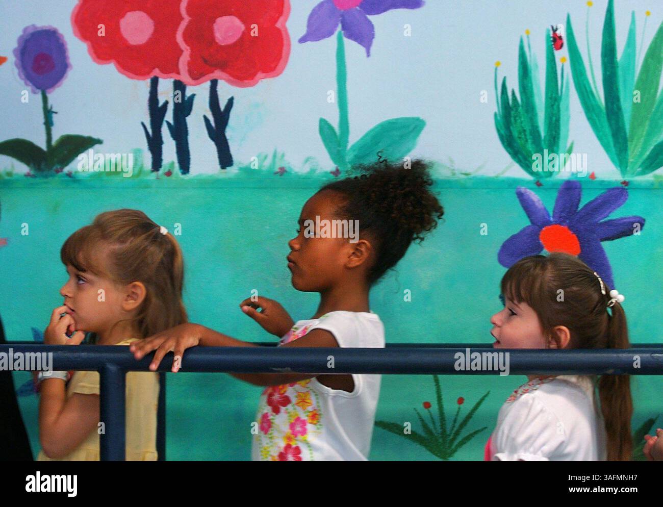 8/3/04-- Francesca Iacovacci, 5 ans, Taya Smith, 5 ans, et Danielle Brancato, 5, marchez dans la file du déjeuner lors d'une visite de l'école le premier jour de la maternelle à Safety Harbor Elementary School. La mère de Francesca, Jennifer Iacovacci, a dit que Francescas a été très facile de passer à sa nouvelle école. Ils venaient de déménager localement du comté de Pasco. La professeure Sharon Turner a déclaré que le fait d’avoir seulement 15 enfants dans sa classe facilitera la transition à l’école pour les enfants et pour elle-même. En plus de faire une visite de l'école, les maternelles ont parlé des règles et ont été impliqués dans le maki Banque D'Images