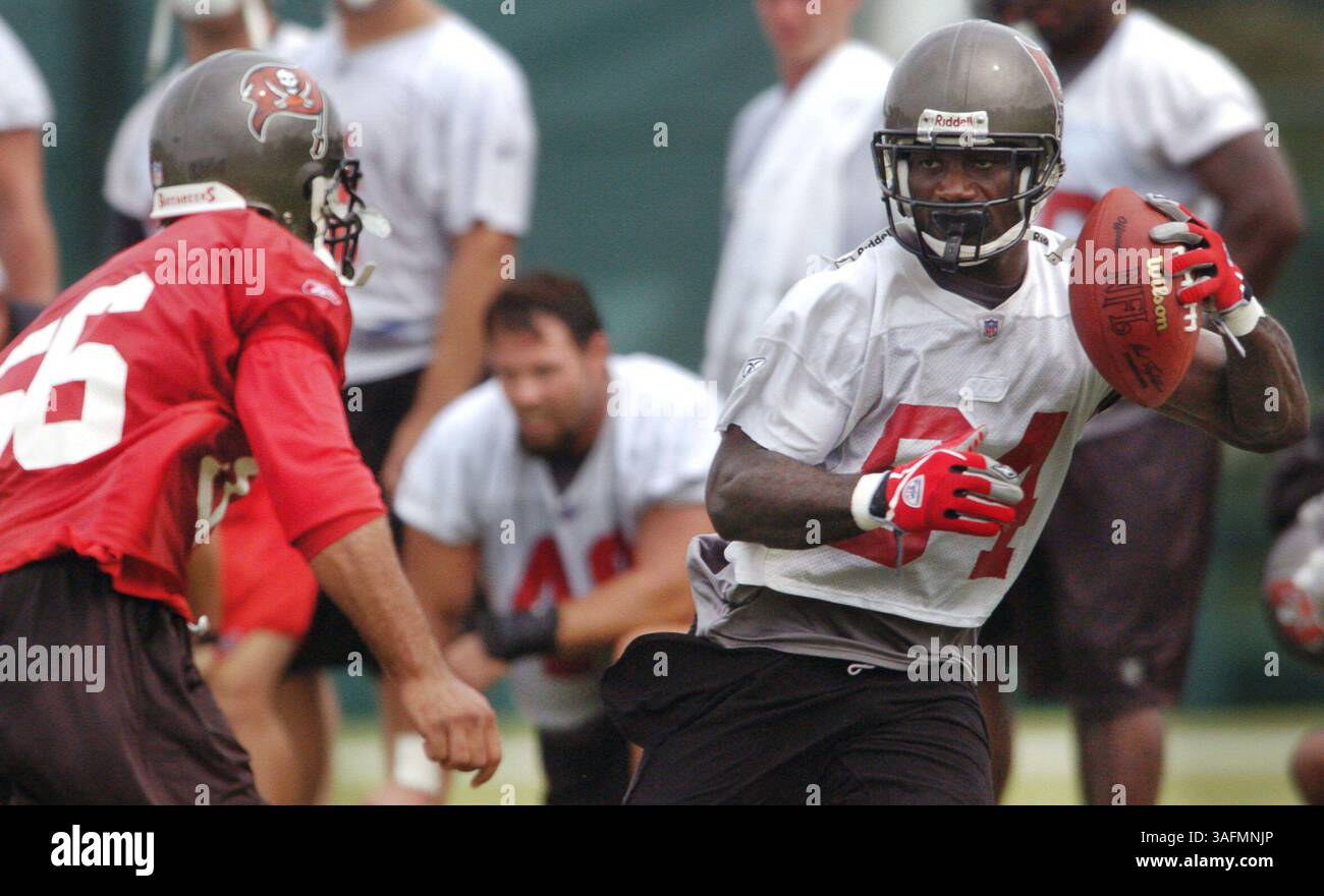 Camp de football Buccaneer de Tampa Bay au Disney Wide World of Sports. Les photos ont été prises lundi (08/2/04). Les pièces D'identité proviennent de la liste officielle.***photo 16. De la gauche pendant les exercices de passage sont : Ryan Nee (crédit image : St Petersburg Times/ZUMAPRESS.com) Banque D'Images