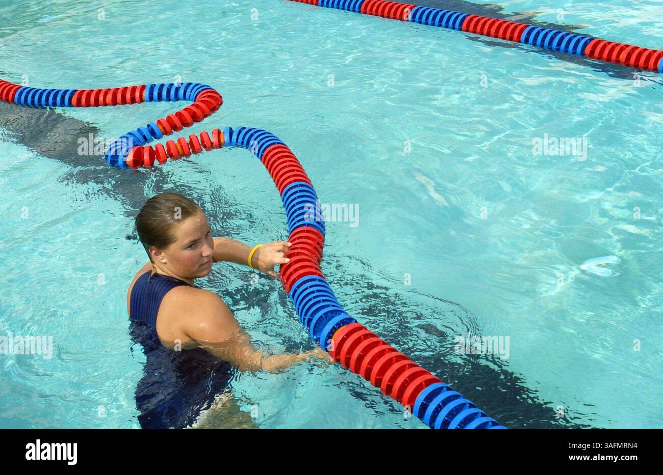 LÉGENDE : (24/08/2004ÑCRYSTAL RIVER) : Becky Harris, âgée de 17 ans, aide à mettre en place des lignes de voie en préparation pour la rencontre annuelle Blue/Gold intra-escouade de Crystal River mardi (crédit image : St Petersburg Times/ZUMAPRESS.com) Banque D'Images