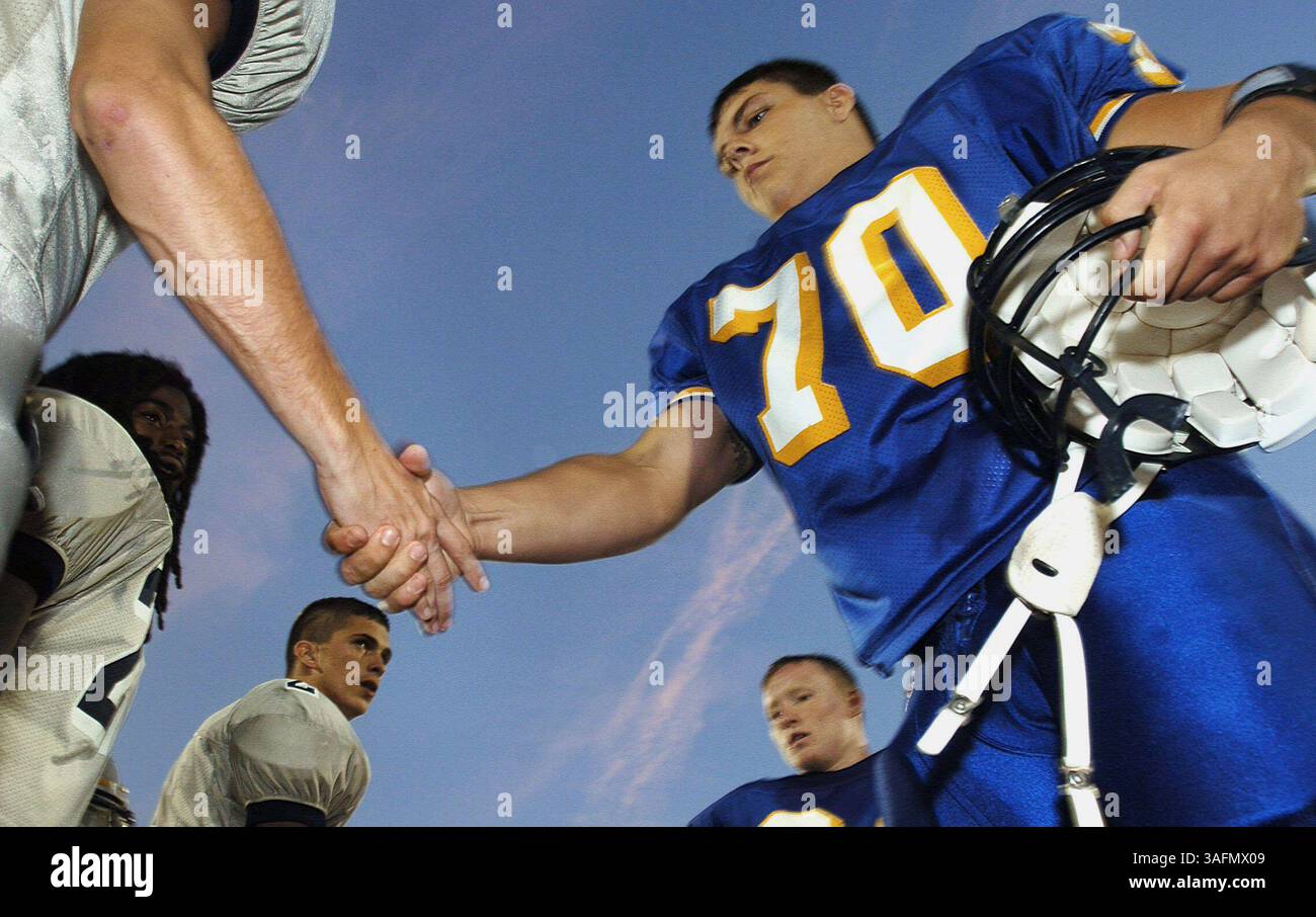 LÉGENDE : (24/09/2004,CRYSTAL RIVER) Ryan Stephens, joueur de football de Crystal River (#70 par équipe de football), à droite, serre la main du joueur de Brooksville-Central Gary Owen, (#10 cq par équipe), à gauche, comme (de gauche à droite) les joueurs du Central Daniel Harris et Jeremy Flowers, et Richard Drawdy de Crystal River (tous les noms cq et par équipe de football publiée) souhaitent bonne chance aux autres équipes au début de ce qui aurait été un match de la Gulf Coast Conference St Petersburg/Credit ZUMAPRESS.com (vendredi) Banque D'Images
