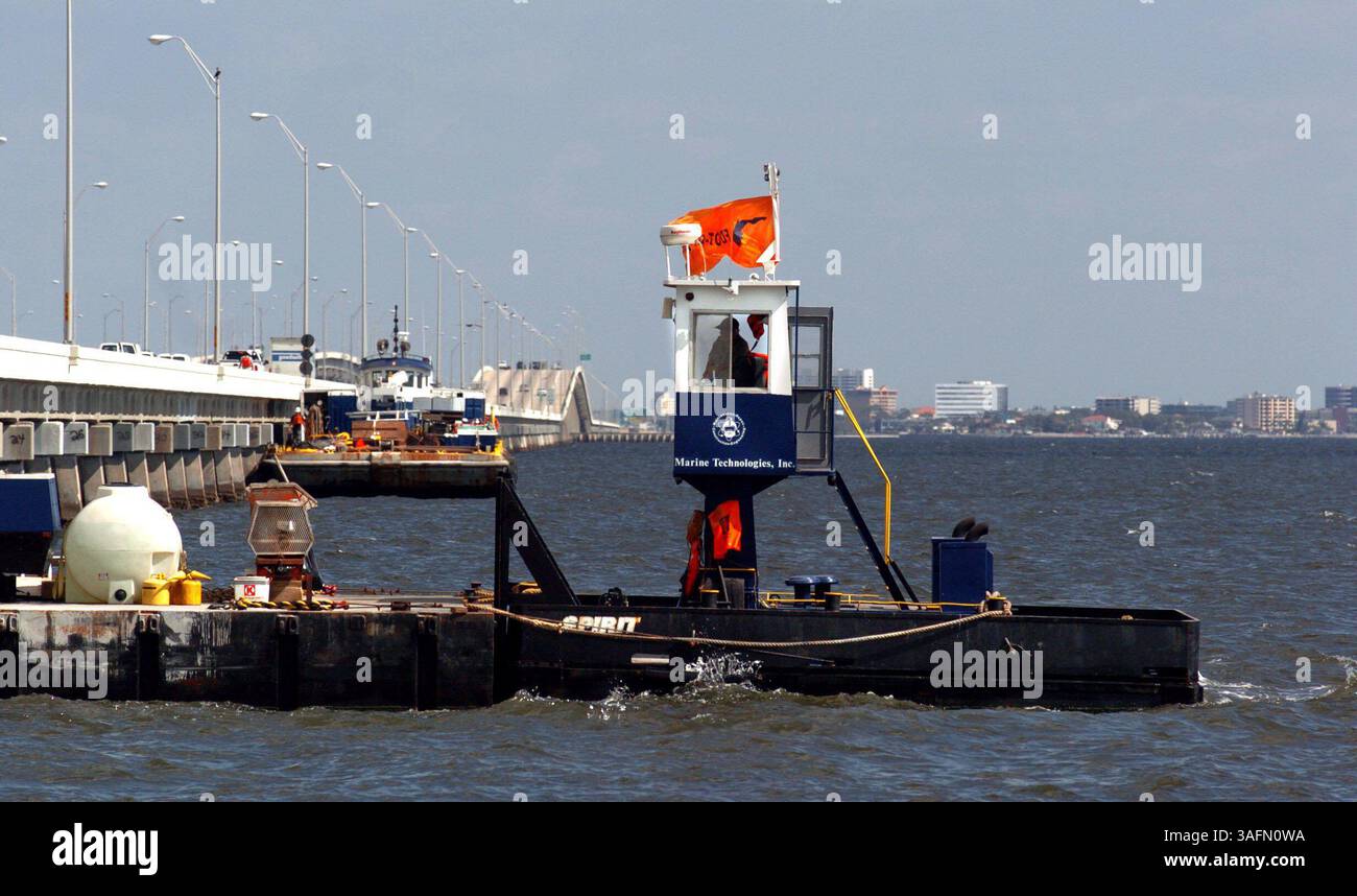 1- les ouvriers sur une barge font des réparations aux pieux verticaux et aux poutres horizontales de support sur le pont Howard Franklin sur le côté ouest de la bosse sur le côté sud du pont à Pétersbourg jeudi après-midi (crédit image : St Petersburg Times/ZUMAPRESS.com) Banque D'Images