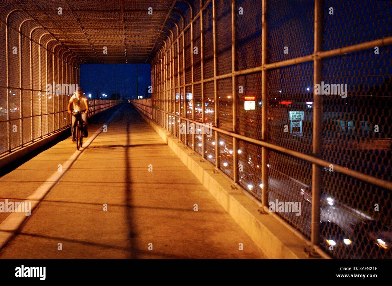 Warren Pippenger, 66 ans, de tous Petersburg, roule à vélo sur le Pinellas Trail lundi soir à travers un passage supérieur qui longe Tyrone/Bay Pines Blvd près de la rue transversale du Parc, N. Pippenger se souvient avoir parcouru cette route, quand elle appartenait à l'Atlantic Seaboard Coast Line Railroad Company, dans les années 1940 Il payait un sou pour prendre le train de Saint-Pétersbourg à Clearwater. Maintenant, il utilise la piste cyclable, qui a pris sa place, pour se déplacer en ville puisqu'il ne possède pas de voiture. Il estime qu'il roule 200 miles par semaine sur son vélo. ''pour avoir 66 ans et avoir trois entrevues Banque D'Images