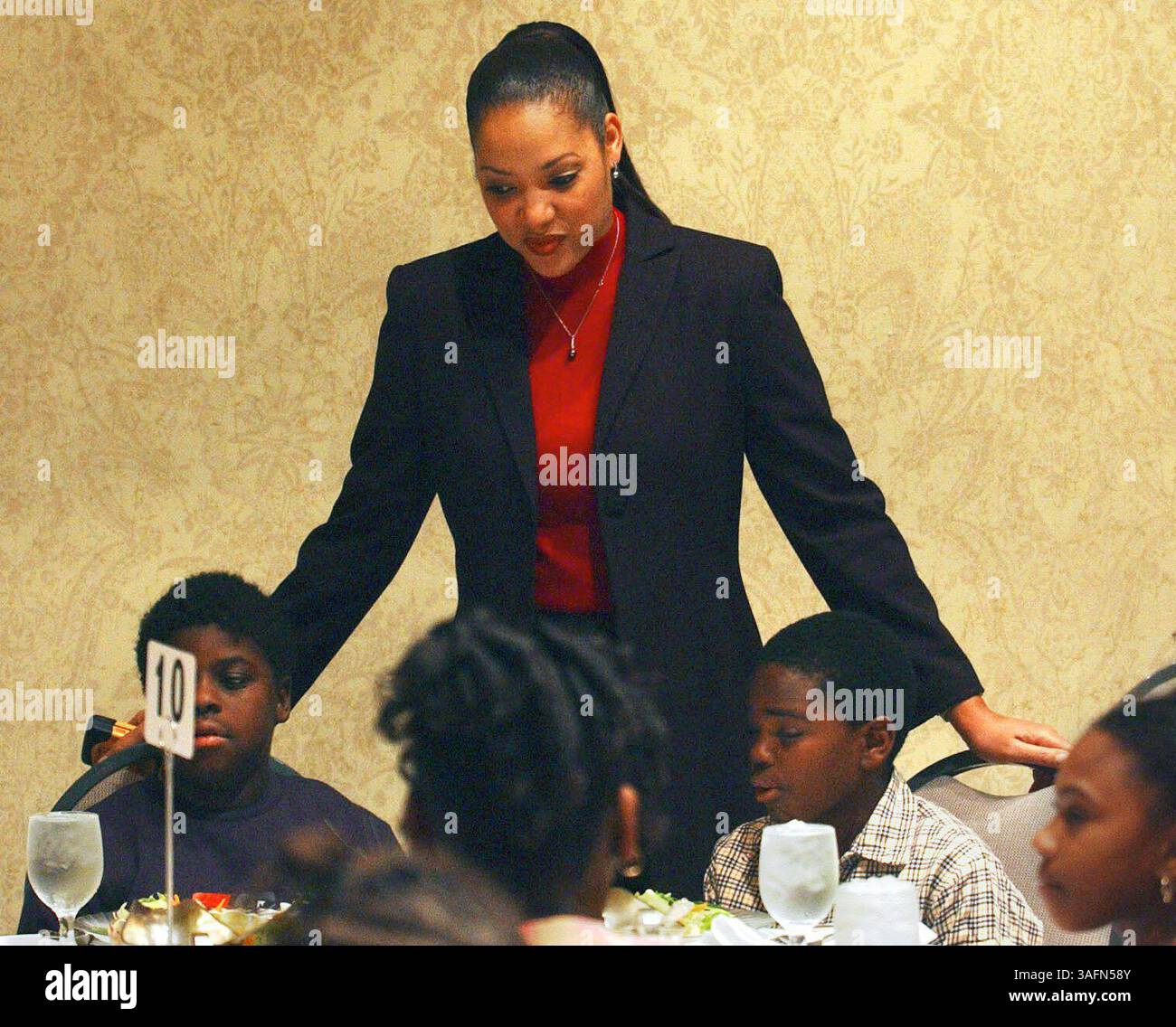 2) Tia Young (cq / centre), directrice de la Tampa Etiquette Academy, accueille les étudiants avant leur déjeuner à l’hôtel Wyndham Harbour Island jeudi (16/12/04). Les étudiants ont terminé avec succès un programme d'un semestre, ''MAGIC (crédit image : St Petersburg Times/ZUMAPRESS.com) Banque D'Images