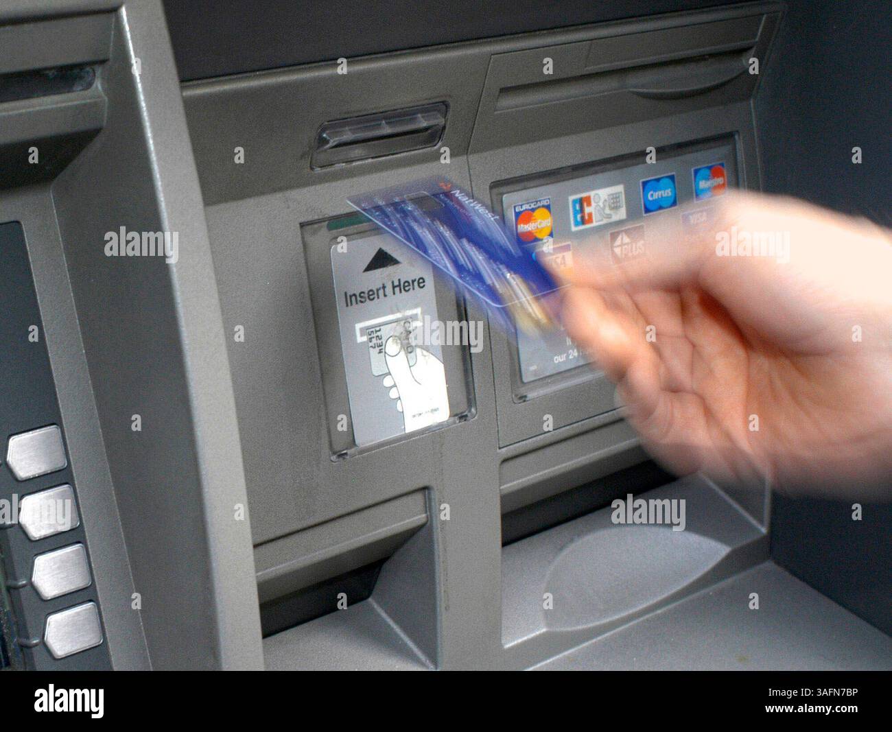 Un client utilise sa carte pour retirer de l'argent à un distributeur automatique de billets à Londres, le lundi 31 janvier 2005. Les dirigeants de Royal Bank of Scotland Group Plc, la deuxième plus grande banque du Royaume-Uni en termes d'actifs, et HBOS Plc seront confrontés mardi à des questions du Comité des législateurs du Trésor britannique sur leur politique d'augmentation du nombre de distributeurs automatiques de billets qui facturent les retraits. Photographe : Rogan Macdonald/Bloomberg News. (Crédit image : St Petersburg Times/ZUMAPRESS.com) Banque D'Images