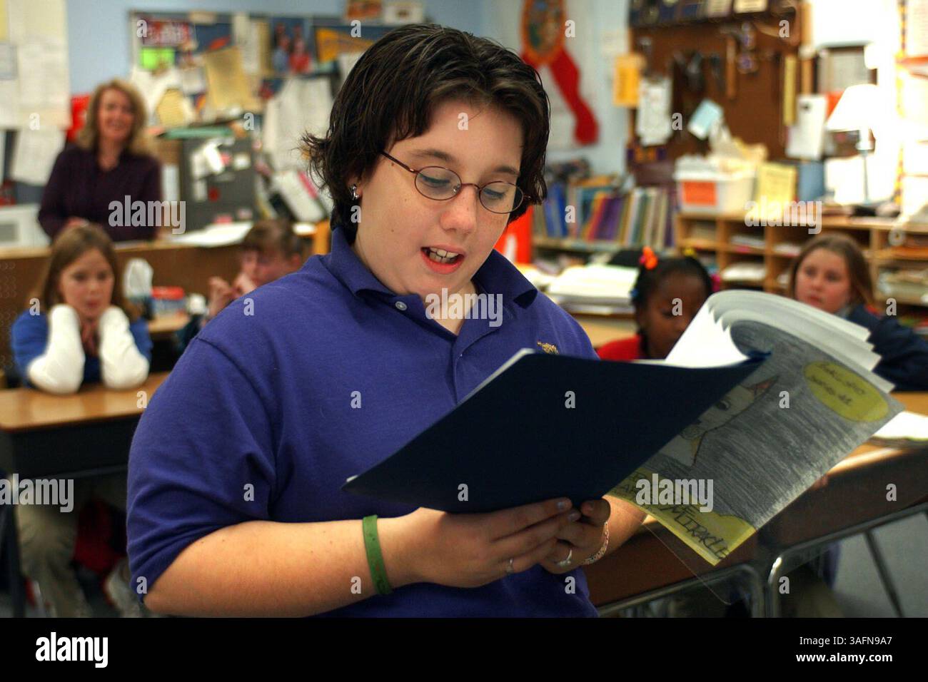 3/3/2005, Brooksville) Ashley Roth, élève de 4e année à Brooksville Elementary, a écrit 6 livres sur les aventures des Canines Girls, qui voyagent partout dans le monde. Elle lira un épisode de son nouveau (Credit image : St Petersburg Times/ZUMAPRESS.com) Banque D'Images