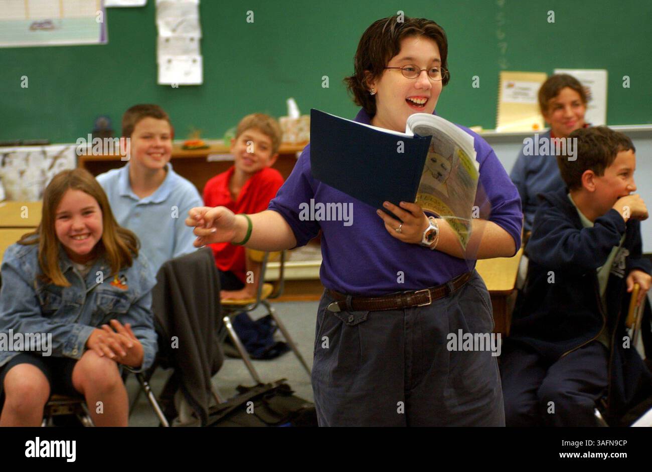 3/3/2005, Brooksville) Ashley Roth, une 4e année de 9 ans à Brooksville Elementary, a écrit 6 livres sur les aventures des Canines Girls, des histoires qui incluent ses camarades de classe et son professeur entre autres. Elle prévoit d'écrire 40 livres dans la série. Roth lisait le dernier de sa classe. (Crédit image : St Petersburg Times/ZUMAPRESS.com) Banque D'Images