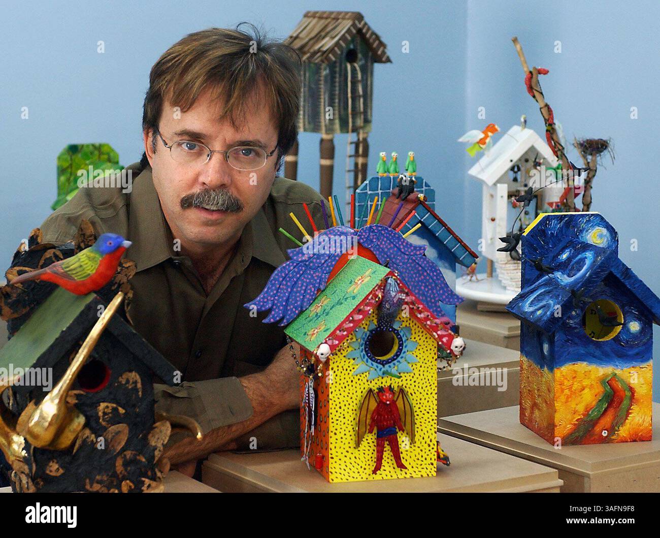 LÉGENDE : (03/04/2005) ; Tampa - L'artiste local Tampa John Costin (cq) pose avec certaines des maisons d'oiseaux qu'il et d'autres artistes locaux et nationaux ont peintes pour une prochaine collecte de fonds au profit de la Société Audubon. Les nichoirs seront exposés à l'aéroport international de Tampa et au centre commercial international jusqu'en mai, date à laquelle ils seront vendus aux enchères lors d'un événement organisé à l'aquarium de Tampa.. PHOTO DE Joseph Garnett, Jr... RÉSUMÉ DE L'HISTOIRE : (crédit image : St Petersburg Times/ZUMAPRESS.com) Banque D'Images