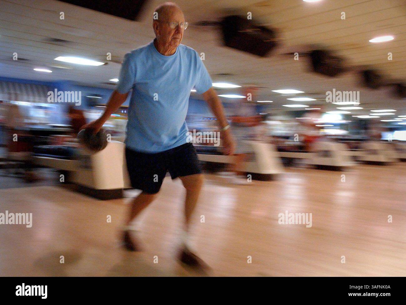 LÉGENDE : (06/10/2005 Spring Hill) Will Laquerre (cq du sujet), 94 ans, de Spring Hill, atteint un score de 154 au bowling Mariner Bowling Lanes à Spring Hill le 10 juin 2005. Laquerre bowling avec un groupe appelé la Continental League, qui se réunit une fois par semaine à Mariner Bowling Lanes pour faire deux matchs. Ils jouent exclusivement pour le plaisir. (Photo Times par Edmund Fountain). RÉSUMÉ DE L'HISTOIRE : photographies des bowlers de la Continental League à Mariner Lanes à Spring Hill. Les bowlers se réunissent chaque semaine pour deux matchs joués exclusivement pour le plaisir. La plupart des membres sont des aînés, mais la ligue i. Banque D'Images
