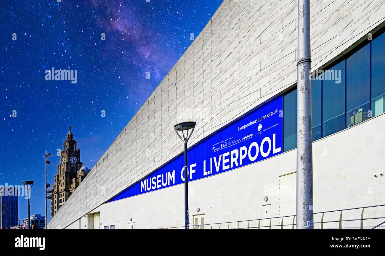 Musée de Liverpool et le Liver Bird Building près de la rivière Mersey et les quais contre un ciel étoilé bleu profond avec la voie lactée Banque D'Images