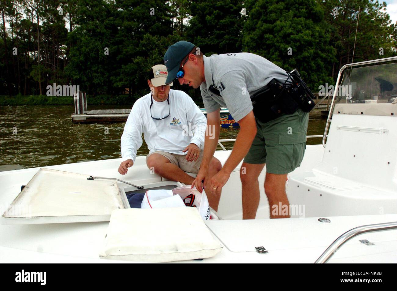 LÉGENDE (6/16/05 Seminole, Floride) Photos prises sur et autour du lac Seminole du wakeboarder Tim Jones et de certains de ses étudiants en wakeboard. De plus, des photos ont été prises d'une inspection de sécurité du bateau. Ces photos sont pour la section plein air dans Sports. Des photos ont été prises jeudi (16/06/05).***photo 9. De gauche à droite ; Terry Tomalin regarde Bret Mowatt (crédit image : St Petersburg Times/ZUMAPRESS.com) Banque D'Images