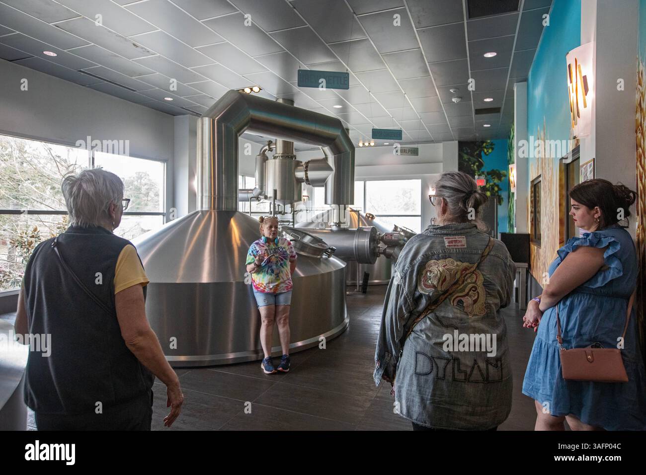 Covington, Louisiane - brasserie artisanale de la brasserie Abita Brewing Company. Un guide explique le processus de brassage aux visiteurs. Banque D'Images