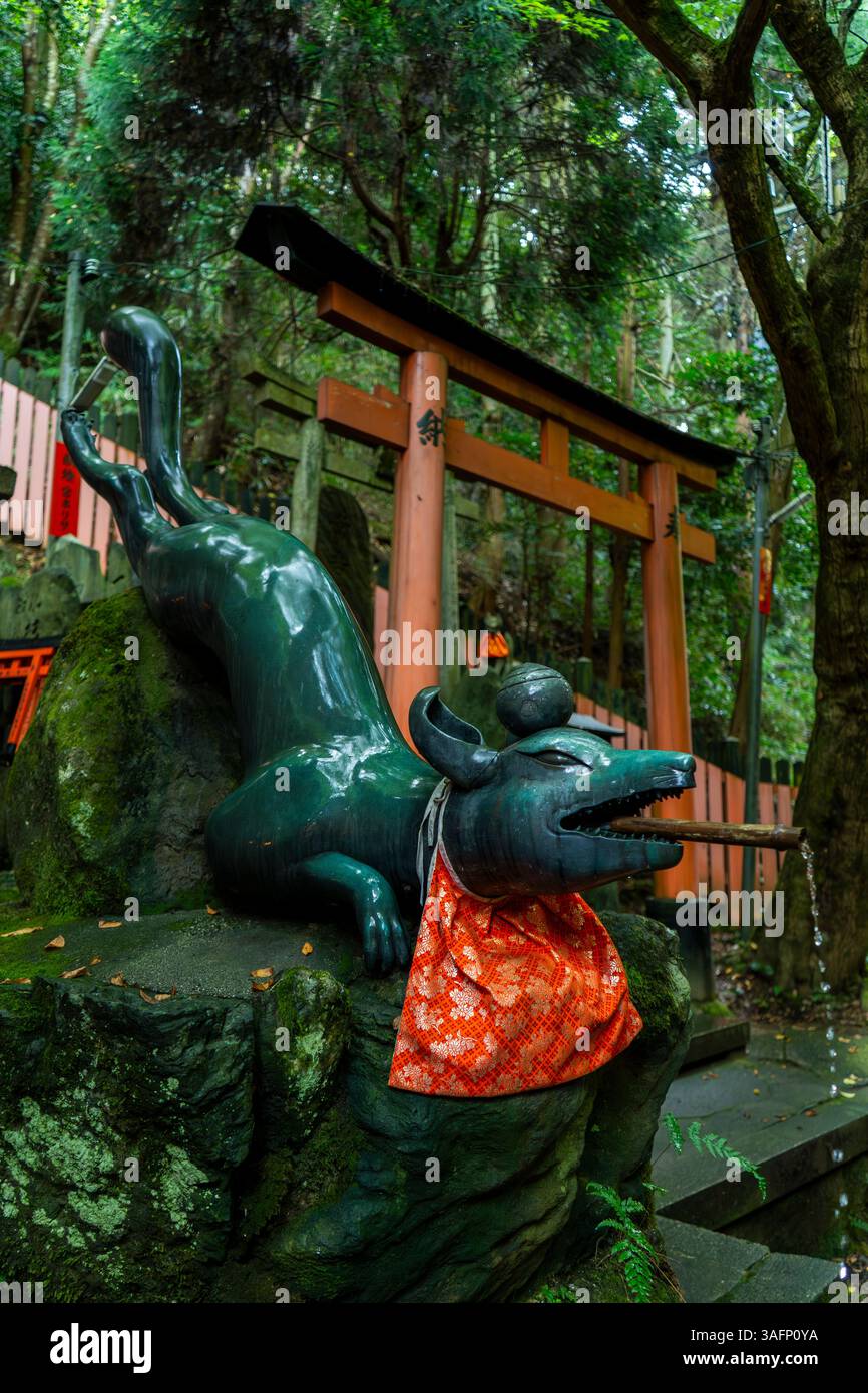 Sculpture de renard Kitsune au sanctuaire shinto Fushimi Inari Taisha à Kyoto, Japon Banque D'Images