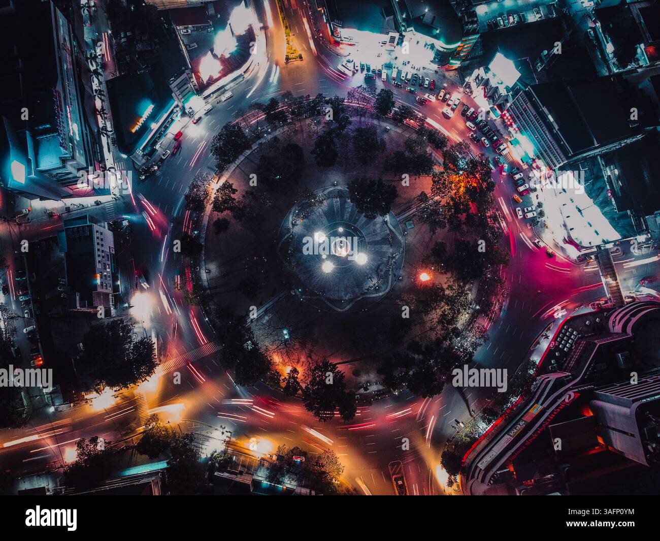 Vue aérienne de nuit du cercle Fuente Osmeña, un rond-point animé dans la ville de Cebu, Philippines, capturée par drone montrant les lumières vibrantes de la ville Banque D'Images