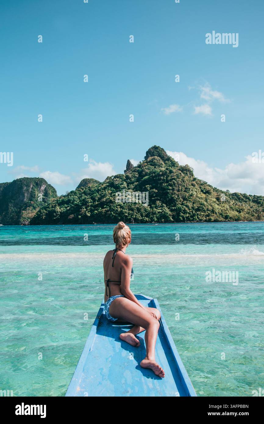Escapade tropicale idyllique à El Nido, Palawan, Philippines, avec des eaux turquoises cristallines, des falaises de calcaire majestueuses et des plages immaculées Banque D'Images