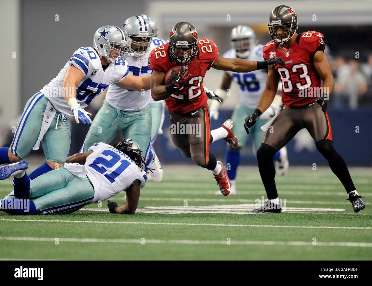 23 septembre 2012 : les Buccaneers de Tampa Bay repoussent Doug Martin #22 lors d'un match de football NFL entre les Buccaneers de Tampa Bay et les Cowboys de Dallas au Cowboys Stadium d'Arlington, TX Dallas a battu Tampa Bay 16-10 (crédit image : © Albert Pena/Cal Sport Media/ZUMAPRESS.com) Banque D'Images