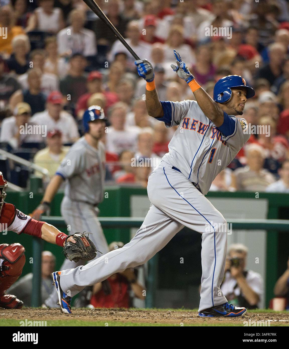 17 juillet 2012 - Washington, DC, États-Unis - Jordany Valdespin (1), deuxième joueur des mets de New York, frappe un coup de circuit à trois coups contre le lanceur de secours des nationaux de Washington, Tyler Clippard (36) pour prendre la tête lors de la 9e manche au Nationals Park à Washington, D.. C, mardi 17 juillet 2012. Washington bat New York 5-4 en 10 manches de jeu. (Crédit image : © Harry E. Walker/MCT/MCT/ZUMAPRESS.com) Banque D'Images