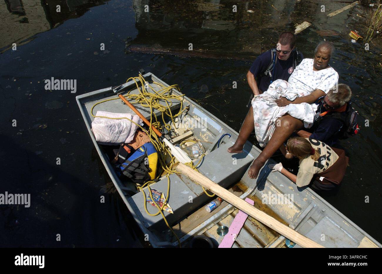 LÉGENDE : (la Nouvelle-Orléans (9/4/2005).RÉSUMÉ DE L'HISTOIRE : Louise Anthony, résidente de la Nouvelle-Orléans en fauteuil roulant 83, est évacuée de son domicile près du canal industriel à la Nouvelle-Orléans par des pompiers de Louisville Kentucky dimanche 4 septembre 2005. Aider Anthony Are Luoisville Kentucky pompiers Sean Canto (gauche), Mark Burns (crédit image : St Petersburg Times/ZUMAPRESS.com) Banque D'Images