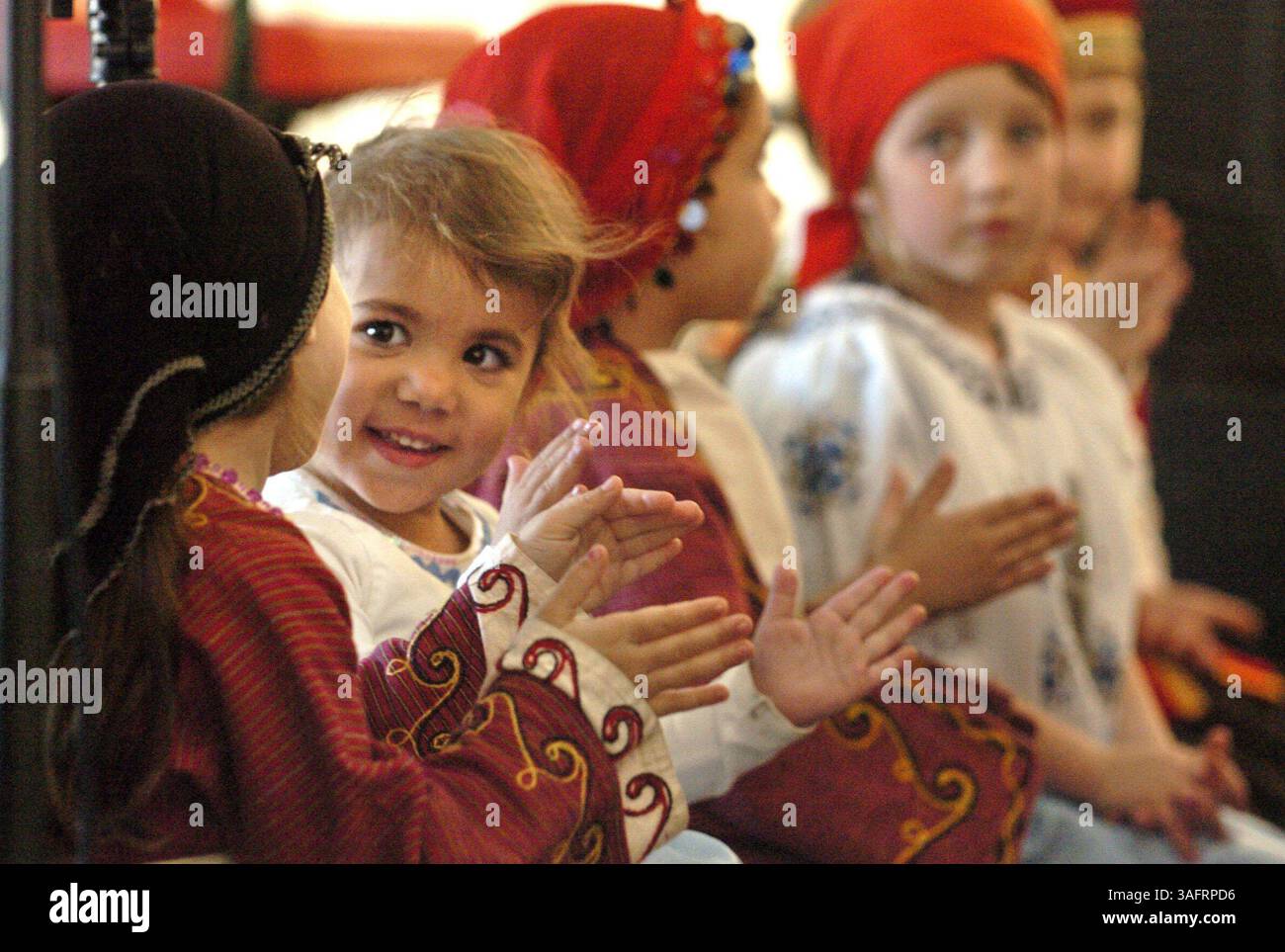 1- LÉGENDE : (02/05/2006 produit Pete). Lia Frantsvog (cq) (face à la caméra), 3, sourit en applaudissant et en parlant avec d'autres danseurs de KEFI après leur danse grecque traditionnelle, au ''organisé Stefanos Greek Festival : The Superbowl of Greek fests'', à l'église Stefanos Greek Orthodox Church, 3600 76th Street North, à Pétersbourg, dimanche après-midi (02/05/06). De gauche à droite, Cindy Samaan (cq) (retour à la caméra), 4 ans, Lia Frantsvog (cq) (face à la caméra), 3 ans, sa sœur aînée, Alex Frantsvog (cq), 5 ans, et Makenna Jaso (cq), 6. Lia Frantsvog, la plus jeune du groupe de danse, était également accompagnée de sa sœur Alex Fran Banque D'Images