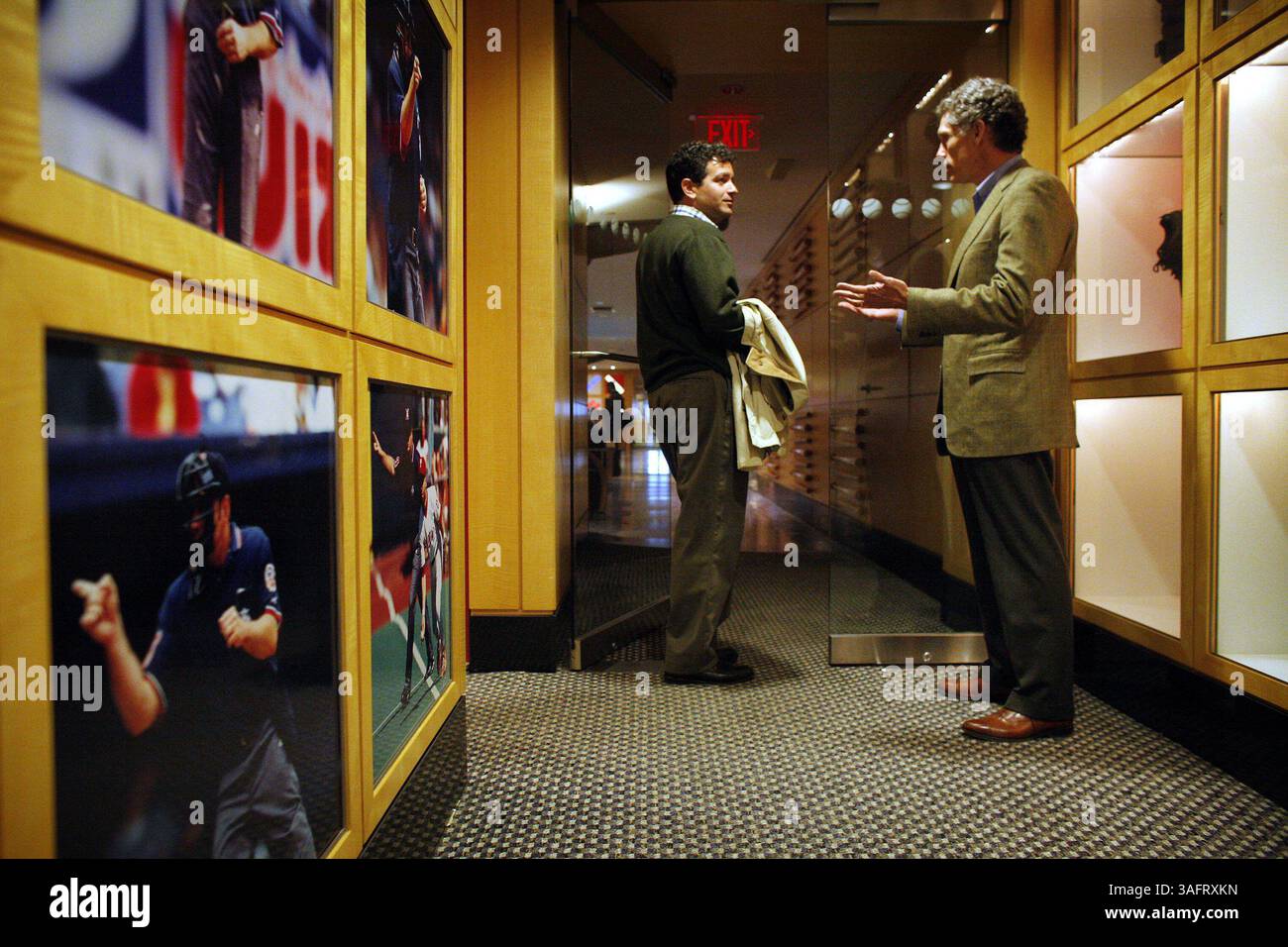 LÉGENDE : (04/024/06 New York) Stuart Sternberg, propriétaire principal des Devil Rays de Tampa Bay, s'entretient avec John McHale Jr., vice-président exécutif de l'administration de la Ligue majeure de baseball, dans les couloirs du siège de la MLB à New York le 24 avril 2006. Avant de devenir cadre supérieur de MLB, McHale a occupé le poste de chef de l'exploitation des Devil Rays de Tampa Bay. (Crédit image : St Petersburg Times/ZUMAPRESS.com) Banque D'Images