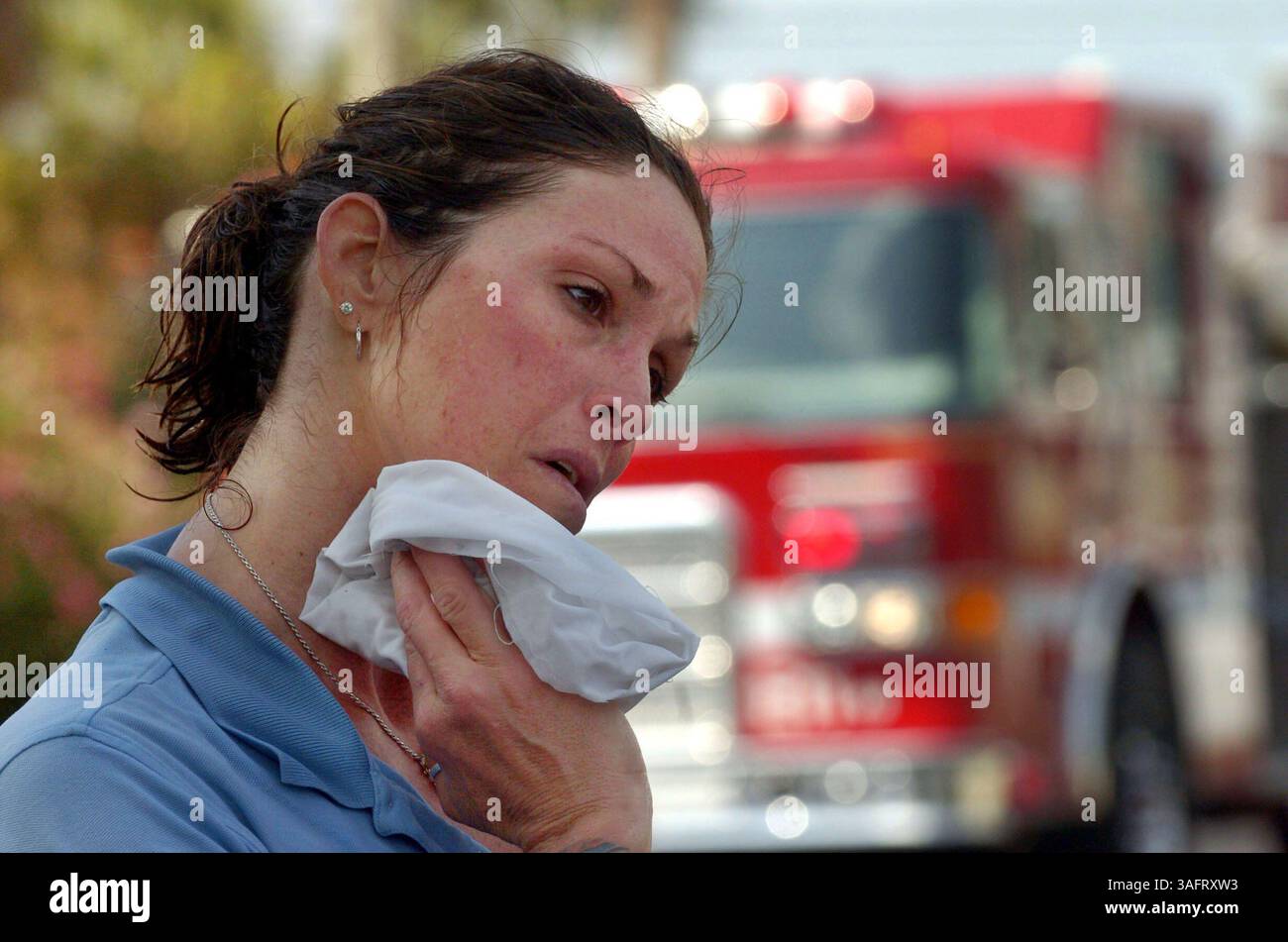 LÉGENDE 4/24/06 : Pete Beach) il y a eu un feu au restaurant Village Inn au 4945 Gulf Blvd. ( Le lundi 24/04/06) à la plage de Pete. Selon les responsables des pompiers, l'alarme a été déclenchée à 9 heures du matin et l'incendie a été maîtrisé 20 minutes plus tard. Unités de So. Pasadena, préparé Petersburg, préparé Pete Beach et le Service de police de Pete Beach répondent. Il y avait 25 personnes dans le restaurant au moment de l'incendie et toutes en sont sorties indemnes.***photo 1. Pompier Gina Harp (crédit image : St Petersburg Times/ZUMAPRESS.com) Banque D'Images