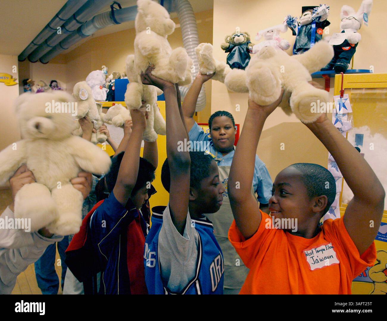 Légende : (Tampa, FL 05/18/2006) Ja 'Waun Broner, élève de troisième année de l'école primaire de West Tampa (nom de l'enseignant), à l'extrême droite, tient son ours en peluche nouvellement garni alors que lui et d'autres camarades de classe participent à un programme avec le magasin Build-a-Bear d'International Plaza pour créer des ours pour les enfants dont les familles séjournent dans les maisons Ronald McDonald de la région de Tampa Tampa Bay. Avec les ours, chaque enfant a écrit une note aux futurs propriétaires. Les étudiants ont également eu plaisir à une visite avec Ronald McDonald lui-même et Bearemy, la mascotte des magasins Build-a-Bear...TIMES PHOTO DE Joseph Garnett, Jr...RÉSUMÉ : West Tamp Banque D'Images