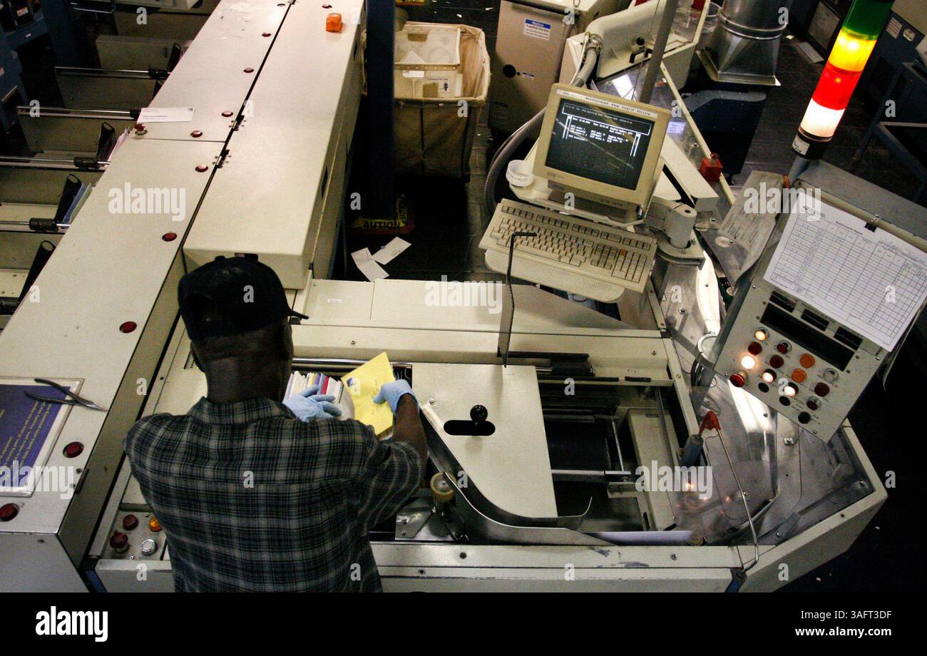 LÉGENDE : (préparé Petersburg 6/13/2006) . Joseph Williams (cq), 55 ans, de Tampa, employé du United States Post Office depuis plus de 7 ans, un Advanced Facer-Canceler Systems (AFCS) (cq), opérateur, travaille au United States Post Office, à Petersburg, Floride, mardi 13 juin, 2006. la machine annule les timbres, ajoute un code à barres et trie les enveloppes pour qu'elles soient orientées dans le même sens. Williams a proclamé, ''je travaille dur tous les jours pour m'assurer que le courrier arrive au public de Petersburg à temps.'' (Times photo by William Dunkley)..RÉSUMÉ DE L'HISTOIRE : le service postal pourrait fermer son affranchissement de Pete m Banque D'Images