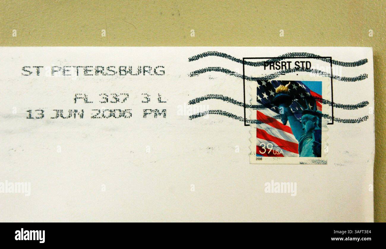 LÉGENDE : (préparé Petersburg 6/13/2006) . Joseph Williams (cq), 55 ans, de Tampa, employé du United States Post Office depuis plus de 7 ans, un Advanced Facer-Canceler Systems (AFCS) (cq), opérateur, travaille au United States Post Office, à Petersburg, Floride, mardi 13 juin, 2006. la machine annule les timbres, ajoute un code à barres et trie les enveloppes pour qu'elles soient orientées dans le même sens. Williams a proclamé, ''je travaille dur tous les jours pour m'assurer que le courrier arrive au public de Petersburg à temps.'' (Times photo by William Dunkley)..RÉSUMÉ DE L'HISTOIRE : le service postal pourrait fermer son affranchissement de Pete m Banque D'Images