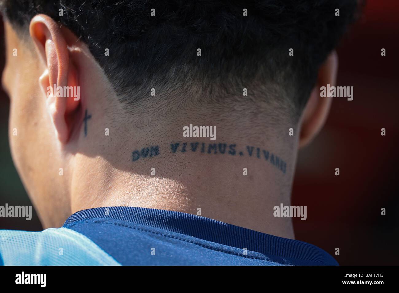 Monza, Italie. 5 avril 2025. Un tatouage latin sur le cou de Dele Alli de Como 1907 lisant « Dum Vivimus Vivamus » signifiant alors que nous sommes vivants laissez-nous vivre, lors du match de Serie A au stade U-Power, Monza. Le crédit photo devrait se lire : Jonathan Moscrop/Sportimage crédit : Sportimage Ltd/Alamy Live News Banque D'Images