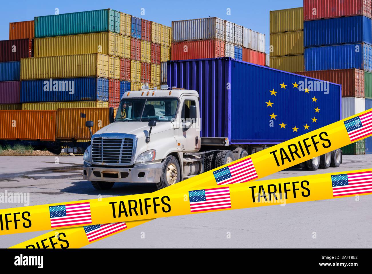 Un conteneur maritime portant le marquage de l'UE sur un camion, bloqué par un ruban "Tariff" américain, symbolisant l'impact de la guerre commerciale sur les relations UE-États-Unis - montage Banque D'Images