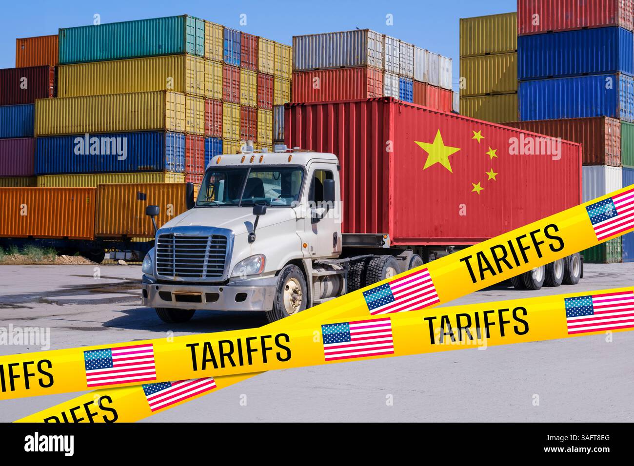Un conteneur maritime marqué par la Chine sur un camion, bloqué par un ruban « Tarif » américain, symbolisant l'impact de la guerre commerciale sur les relations sino-américaines - montage Banque D'Images