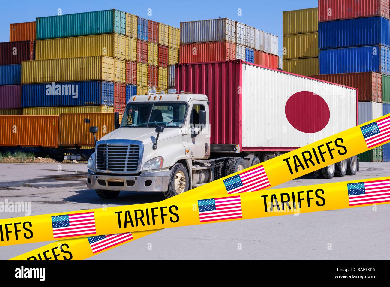Un conteneur maritime marqué par le Japon sur un camion, bloqué par un ruban de « tarifs douaniers » américain, symbolisant l'impact de la guerre commerciale sur les relations Japon-États-Unis - montage Banque D'Images