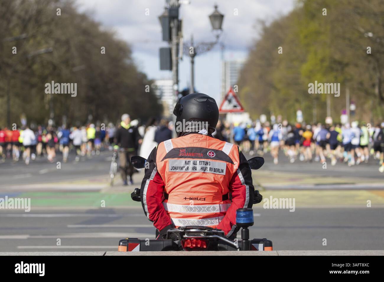 Le service de secours Johanniter lors du 44e semi-marathon Generali Berlin 2025 à Berlin le 6 avril 2025 Banque D'Images