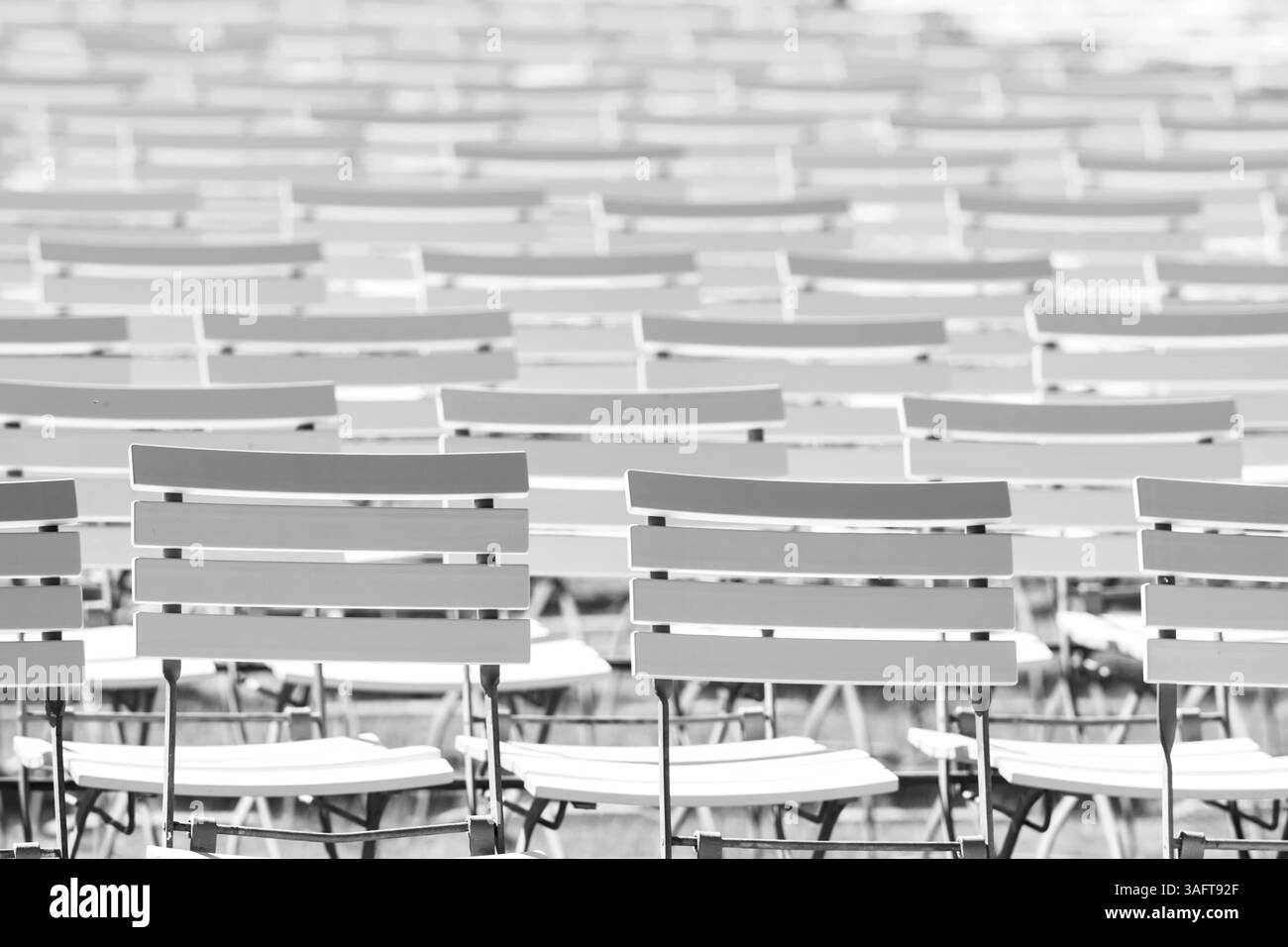 Rangées de chaises blanches dans un parc thermal en Black & White Bright Banque D'Images