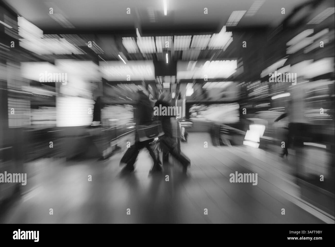 Voyageurs à la gare centrale de Hambourg Banque D'Images