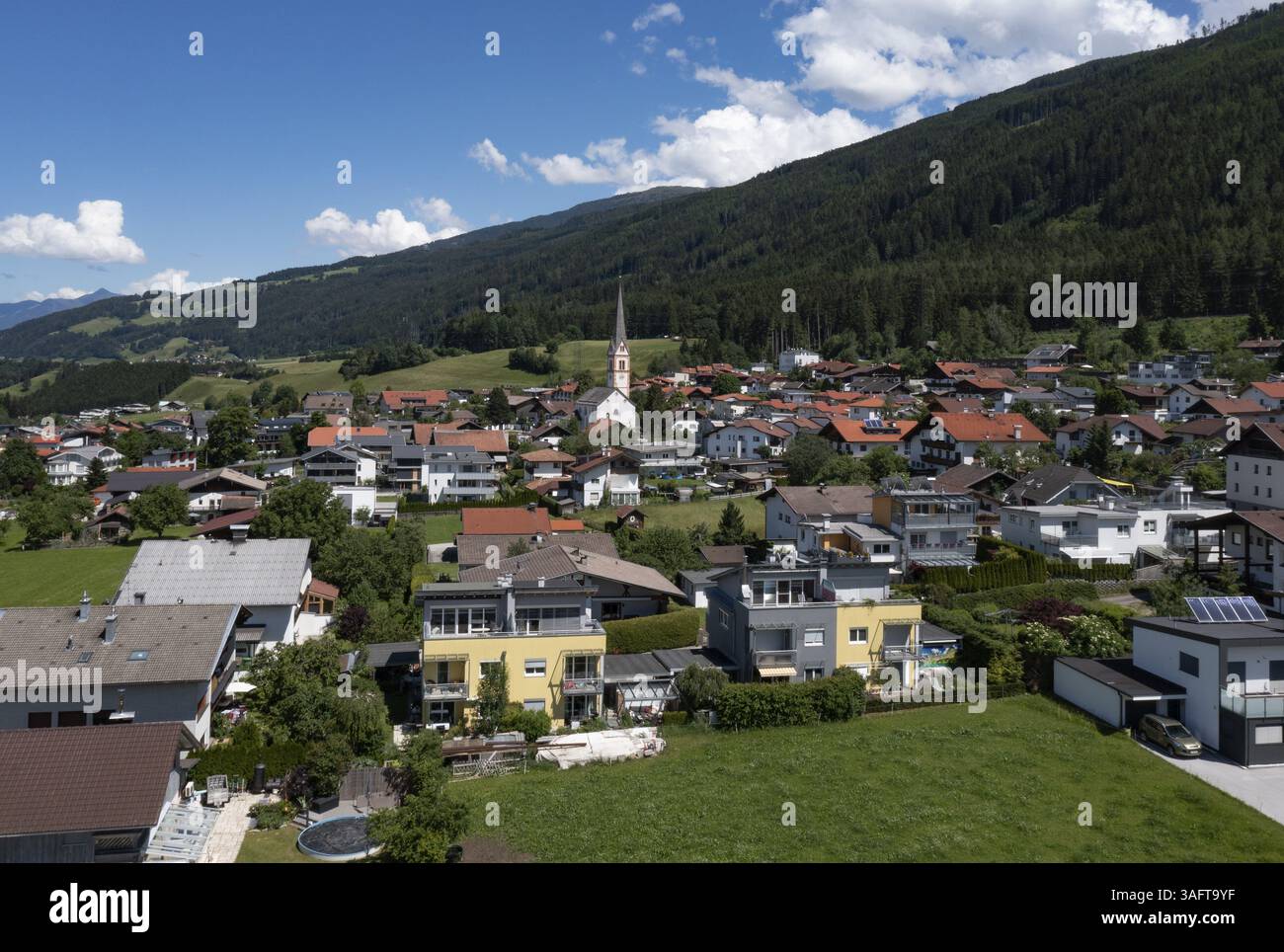Tir par drone, vue du village avec église paroissiale, Rinn, Tyrol, Autriche, Europe Banque D'Images