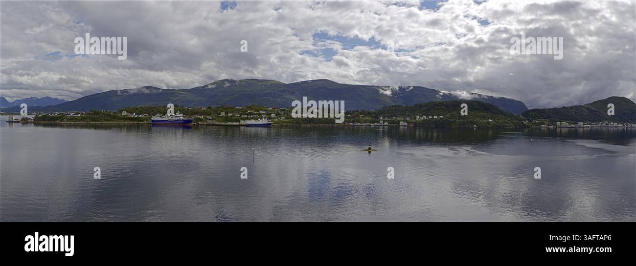 Vue panoramique sur un paysage marin tranquille avec des îles et des montagnes nuageuses, Alesund, Norvège, Europe Banque D'Images