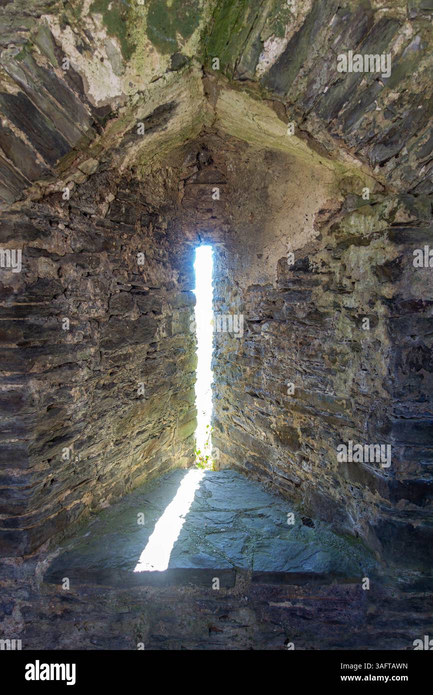 Une flèche dans le mur du château de Kidwelly dans le Camarthanshire, au pays de Galles, permettait aux archers de tirer sur les ennemis depuis l'intérieur des murs du château. Banque D'Images